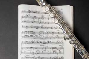 フルートが木管楽器なのはなぜ？金管楽器じゃないの？