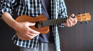 ウクレレ初心者向け、楽譜もコード表も見ずに弾ける簡単な曲とは？